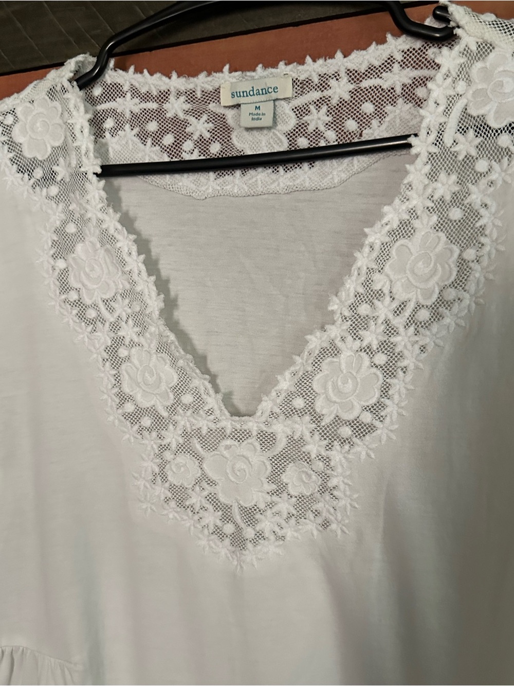 Sundance short-sleeve top featuring a V-neckline and intricate floral Lace - Picture 4 of 9